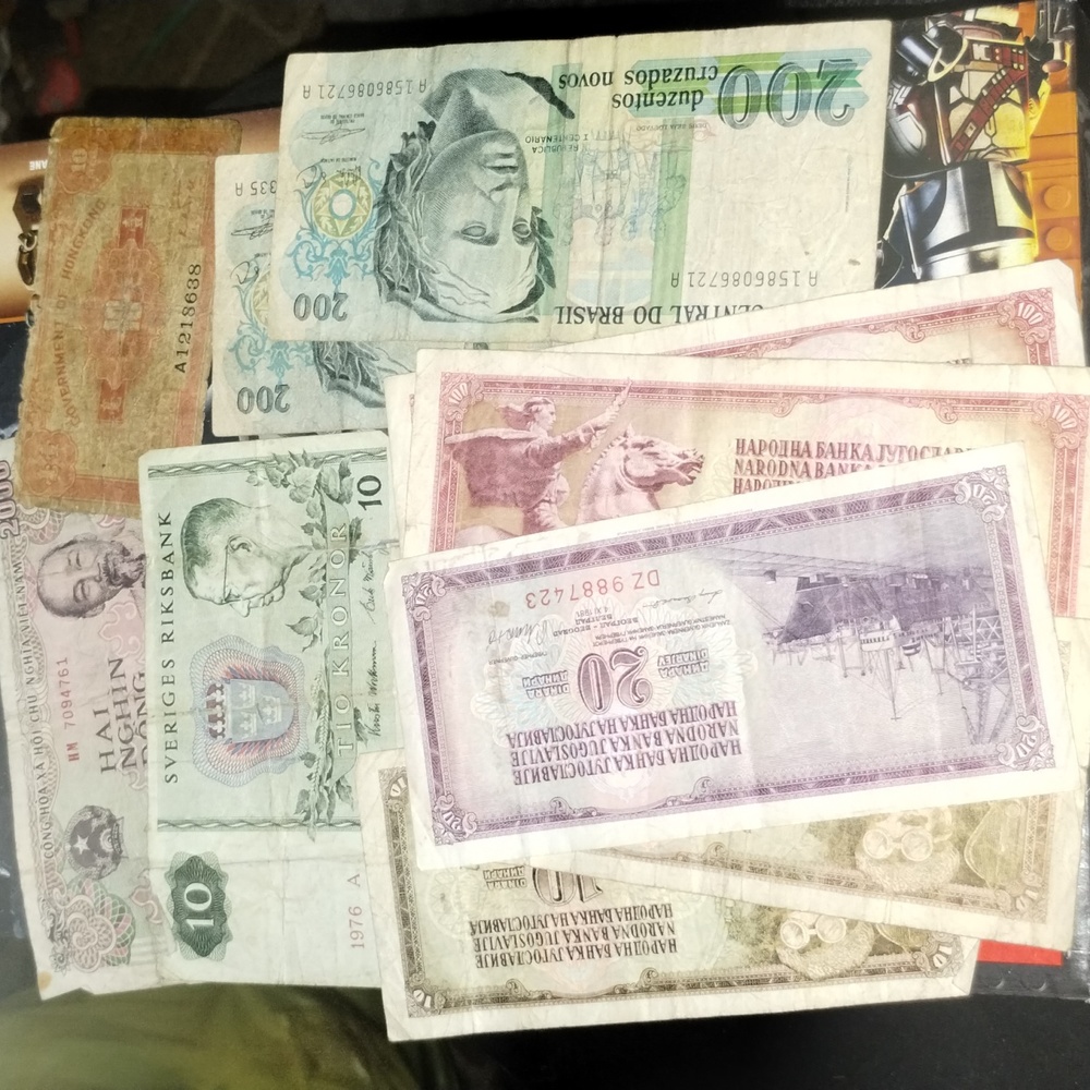 Lot of 10 vintage foreign currency notes